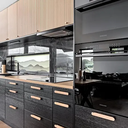 Top-floor Lakefront Near *