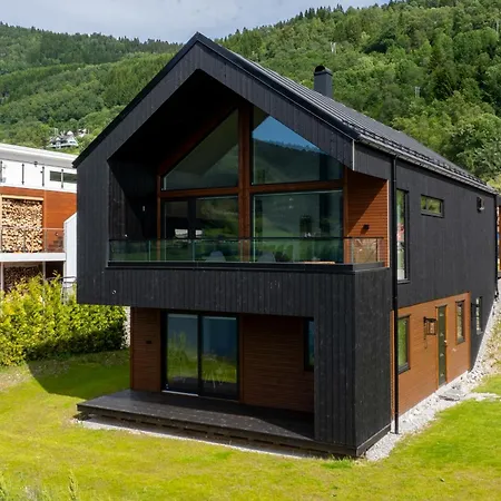 Stunning Lakefront Apartment With Panoramic Views 公寓