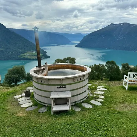 Top-floor Lakefront Near Leilighet *