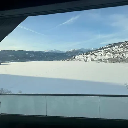 Top-floor Lakefront Near Apartment *