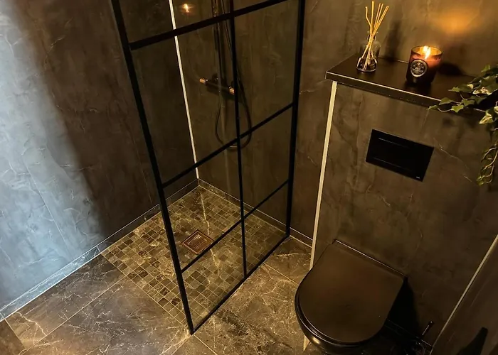 Top-floor Lakefront Near *