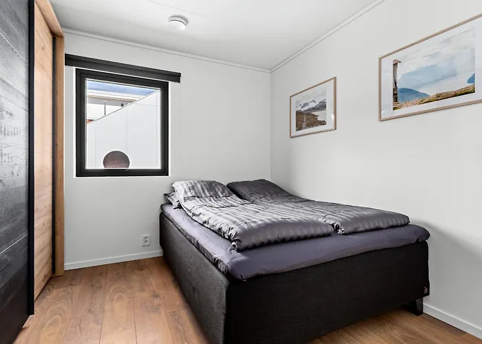 Apartment Top-floor Lakefront Near *