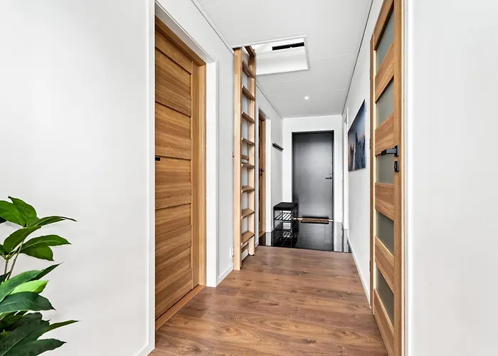 Top-floor Lakefront Near *