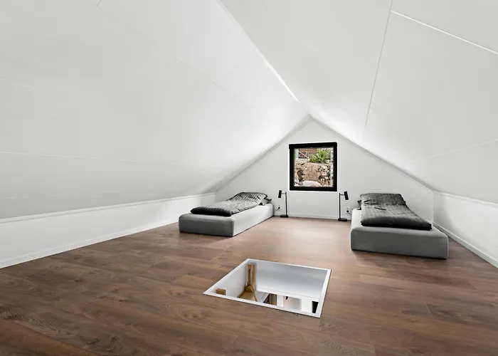 Top-floor Lakefront Near *