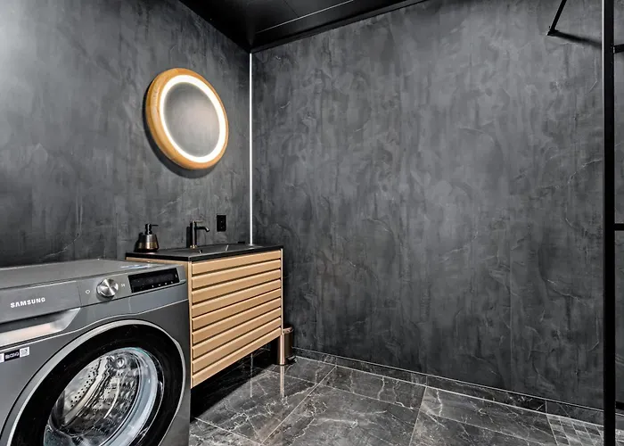 Top-floor Lakefront Near