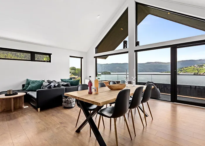 Top-floor Lakefront Near *