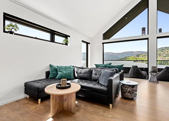 Stunning Lakefront Apartment With Panoramic Views 公寓