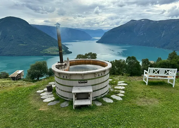 Stunning Lakefront Apartment With Panoramic Views 公寓 *