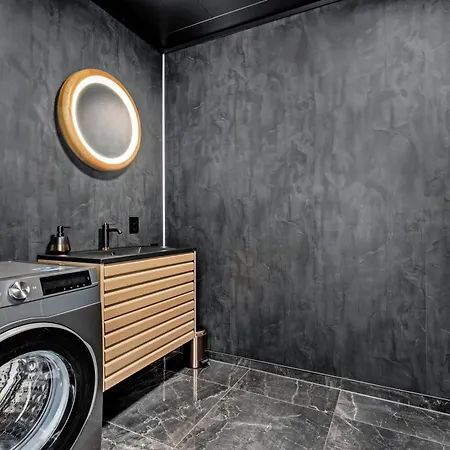 Top-floor Lakefront Near