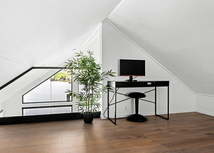 Stunning Lakefront Apartment With Panoramic Views * Hafslo