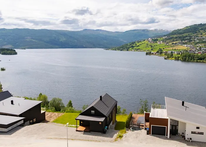 Stunning Lakefront Apartment With Panoramic Views *